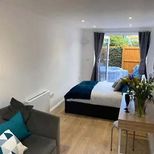 https://stylish-1-bedroom-studio-outdoor-area-and-hot-tub.bournemouth-hotels.org
