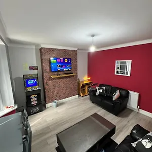  Holiday home Giga Residential 4 Bedrooms, 8 Guests , Near Centre, Arcade Machine, Sky Tv, Netflix, Free Wifi, Free Parking